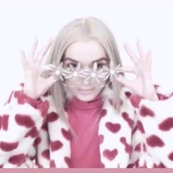 POPPY VIDEO X PETAL TO THE METAL GLASSES GOLD